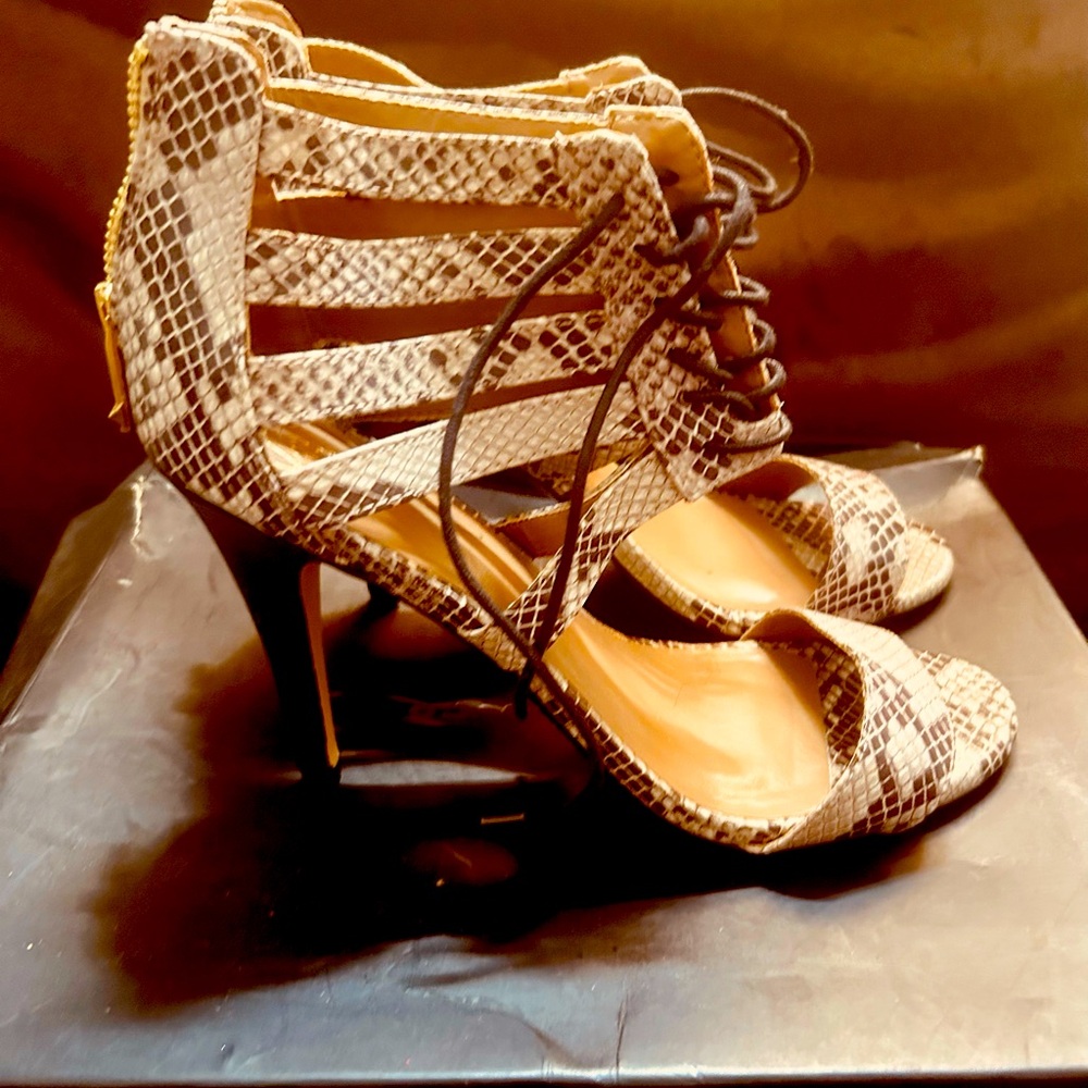 Report Sandals
